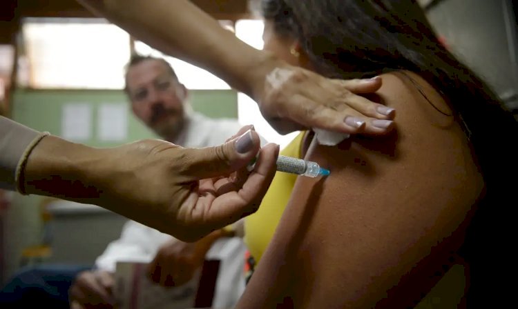 Governo aumenta público-alvo da vacinação contra HPV